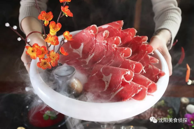 光是看着都忍不住口水直流,下层铺满厚厚的一层冰, 冰镇的肥牛口感
