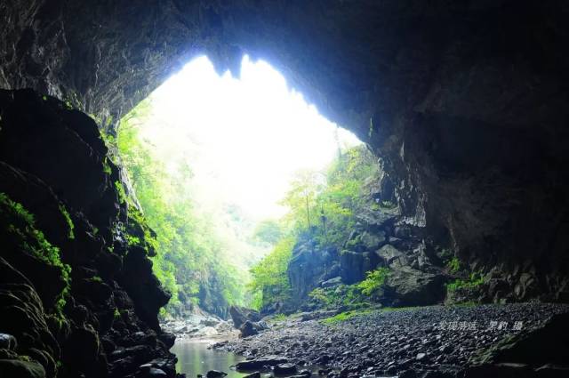 洞口高度大约50米, 宽度大约30米, 清澈见底的溪水顺着河谷乱石滩