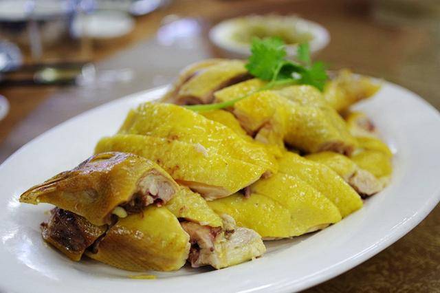 斩姜黄鸡:色泽金黄看起来就很有食欲,皮q弹肉香嫩,脆口美味频频举筷.