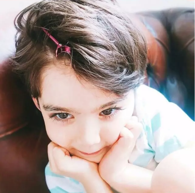 很乖的睫毛精宝宝,睫毛老长老长,这样的娃娃你要不要来一打?