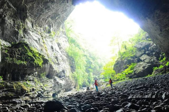 洞口高度大约50米, 宽度大约30米, 清澈见底的溪水顺着河谷乱石滩