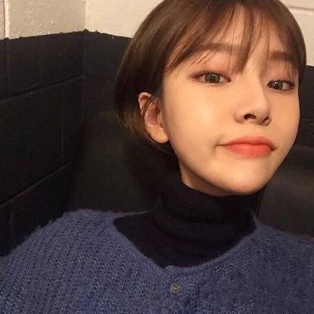 看起来清爽自然,上宽下窄的设计搭配上轻盈的空气刘海显脸小又可爱