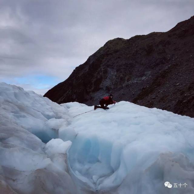 冰川的表层是带着浅蓝的乳白,边缘因为风化还蒙上了灰黑色.