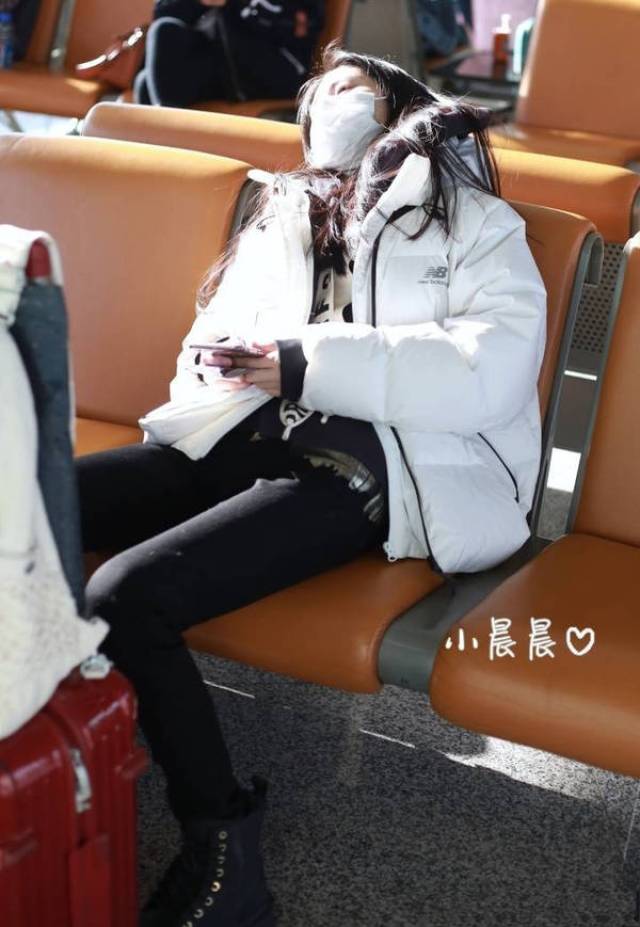 张碧晨豪放坐姿霸气侧漏 尽显张大爷风范