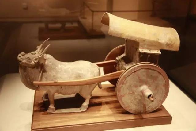 当时的车为独辕,双轮,车厢是方形或长方形,车辕前端缚有一根叫"衡"的