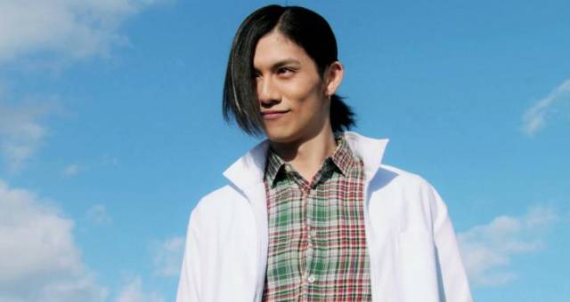 青木玄德曾出演《假面骑士铠武》,饰演日本超级英雄战极凌马一角,凭借