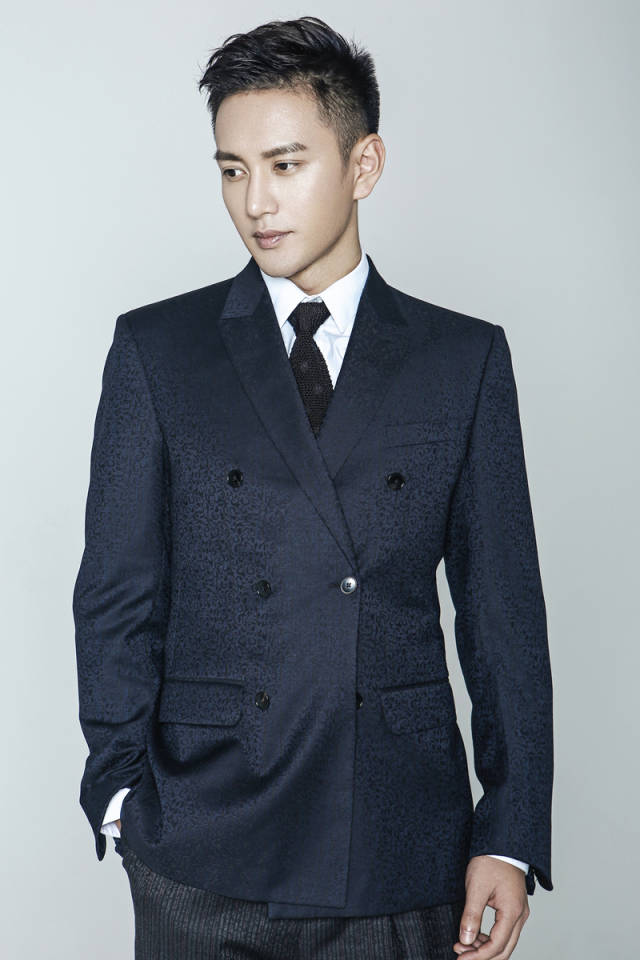 王仁君西装造型 电影《古田军号》开机 王仁君蓄满能量再出发  由八一