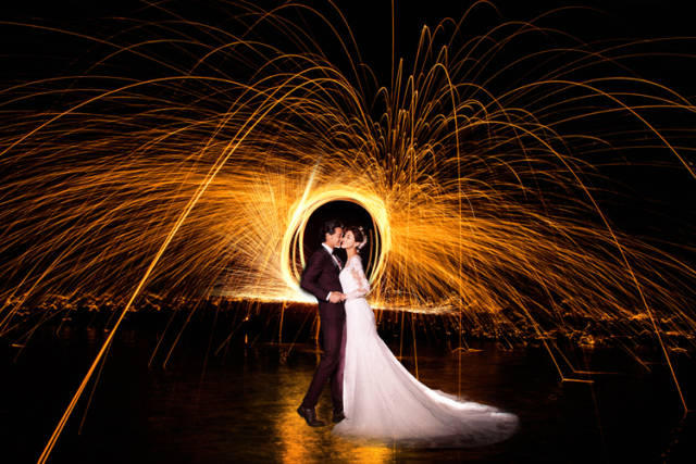 拍照夜景婚纱照需求留意的一个问题是,因为夜景的特殊性,灯火一定要