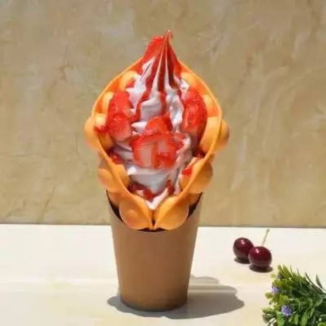 用进口面粉和鸡蛋做成的鸡蛋仔 闻起来就香气扑鼻 还有奶油草莓口味