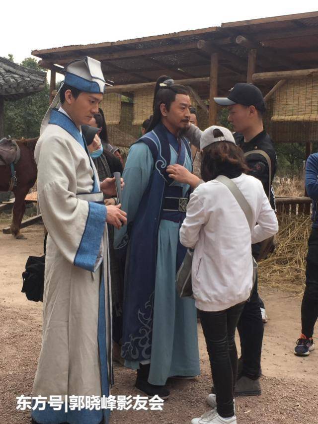 电影《天眼》服装师正为郭晓峰饰演的包拯包大人整理装束