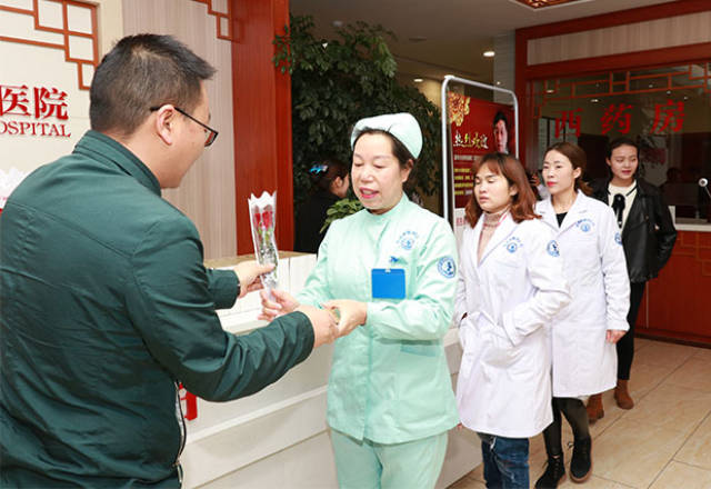 3月8日女王节|曲靖爱德华医院为女性职工送关怀