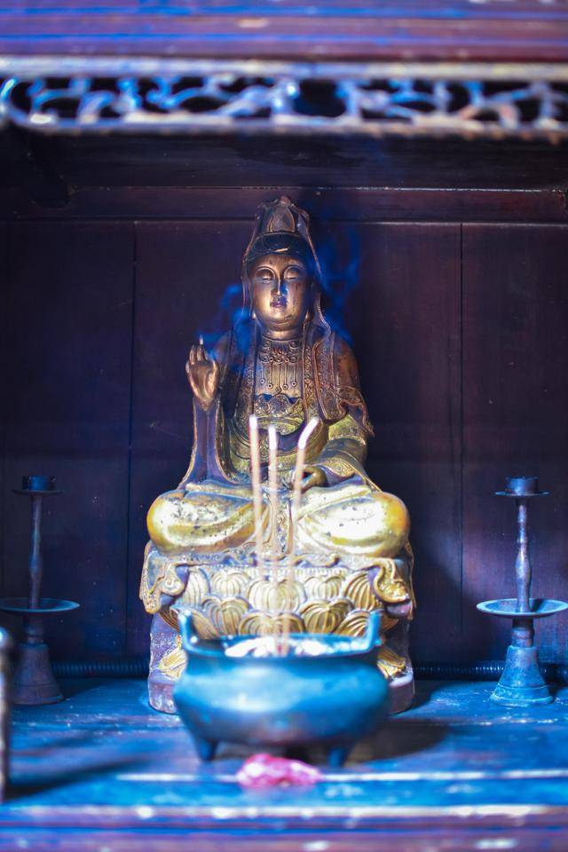 大雄宝殿里供奉的释迦牟尼佛,大迦叶,阿难尊者以及十八罗汉本是土生土