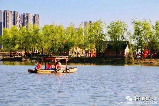 洛阳洛河边的美景,洛神岛风光旖旎,桃花岛花开正艳