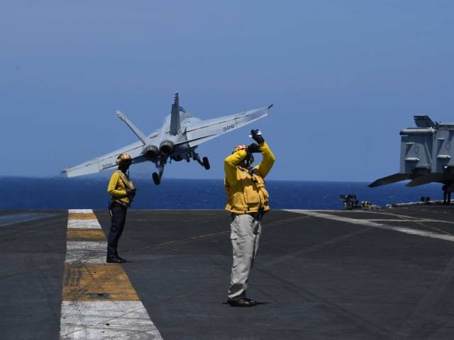 工作人员指挥战机起飞