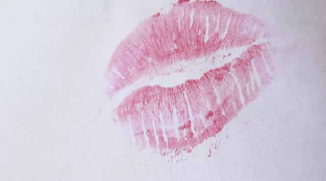 唇印怎么快速消除 搜狐网