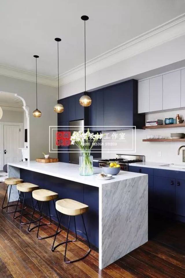 宝石蓝橱柜面板配合大理石台面,深色地板的搭配让空间更加的和谐统一