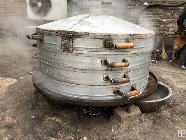 晚上6点多,开始蒸焖子了,厨师开大火把蒸笼盖上盖子开始蒸起来.