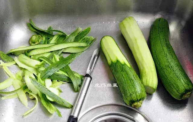 将丝瓜切成稍大的滚刀块.