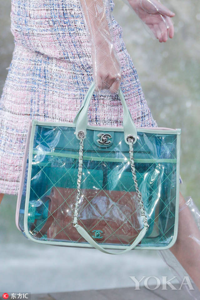 明星们也开始用透明设计的包包,尤其大牌透明款搭配很运动街头的一身