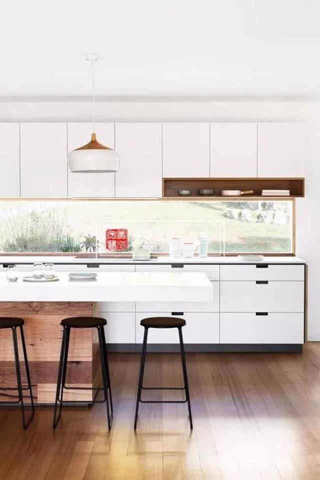 白色和暖色搭配组合让空间更加的丰富,木色的局部使用空间温馨宜家.