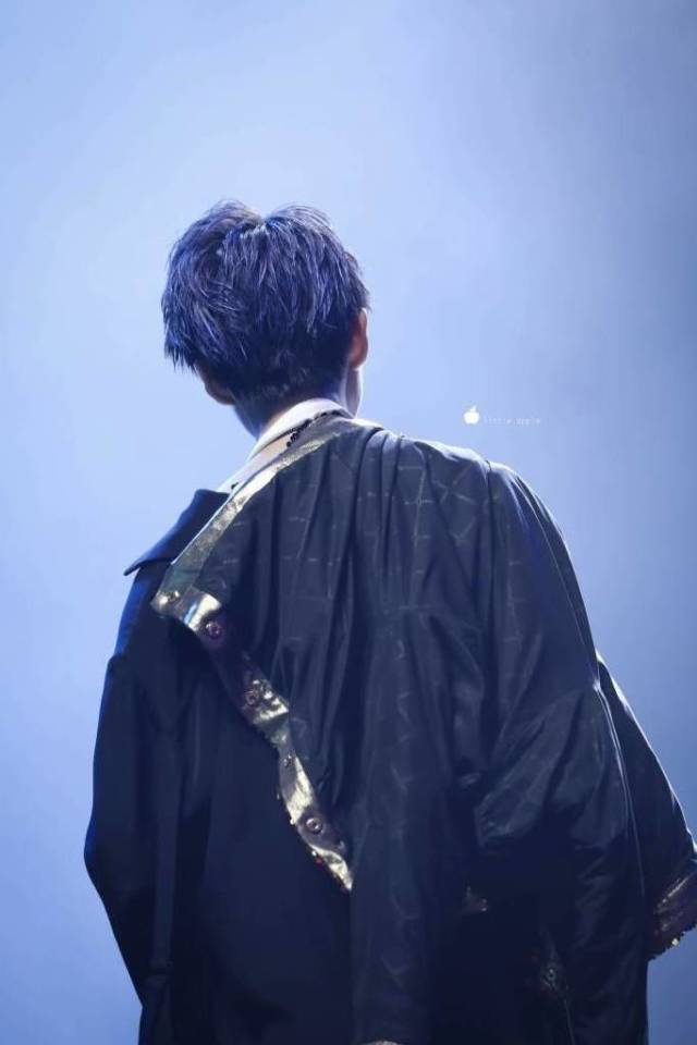 王俊凯背影合集 从清瘦稚嫩到日渐成熟