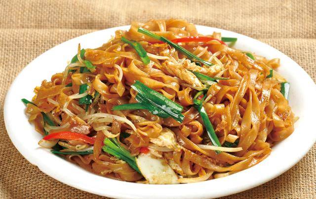 而且我们湖南湘菜的炒粉,都是用酸辣椒,或者是多辣椒炒,里