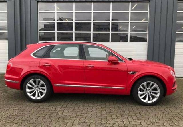 的宾利添越suv,图为车主到某港口区看车,红色的车漆已经说明了一切