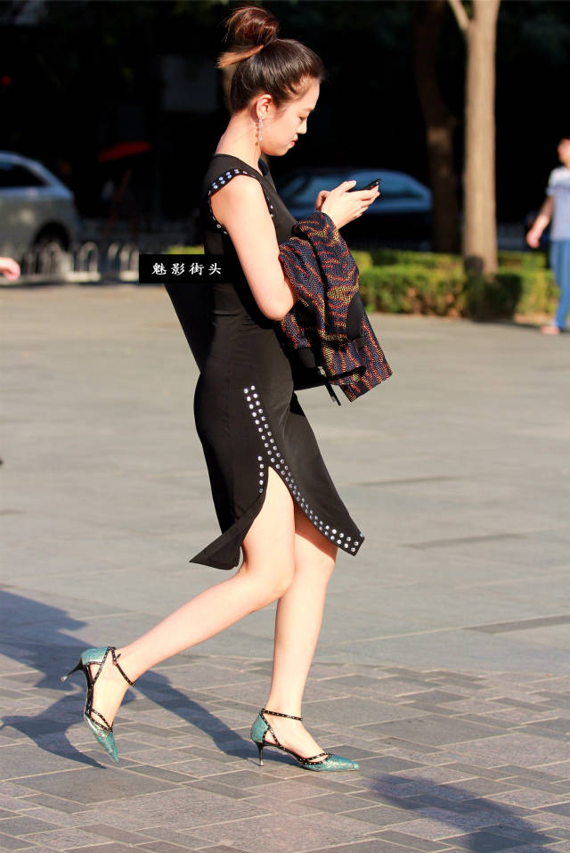 高跟凉鞋让你更具魅力女性气质,成为高跟凉鞋美女