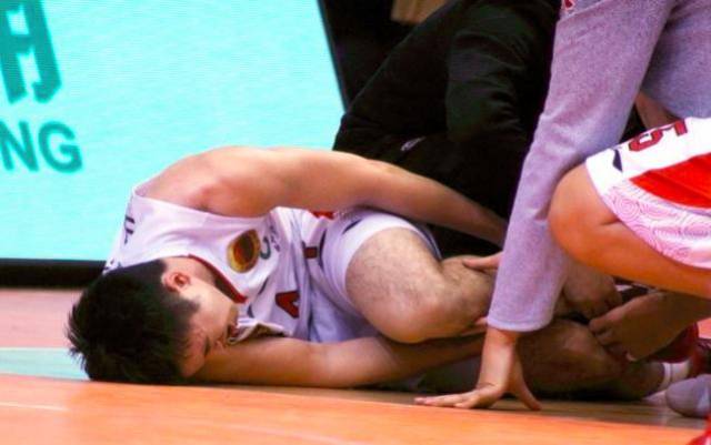 次节比赛,莫泰被锁喉和被抱摔以及福特森的"碰瓷"犯规都让山东对欧＃