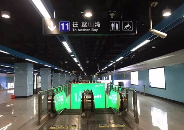 线设置车站22座(4座地下站,18座高架站),自苗岭路站起,终点至鳌山湾站