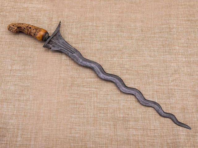 与乌兹大马士革和日本刀并列世界三大名刃之克力士刀具欣赏