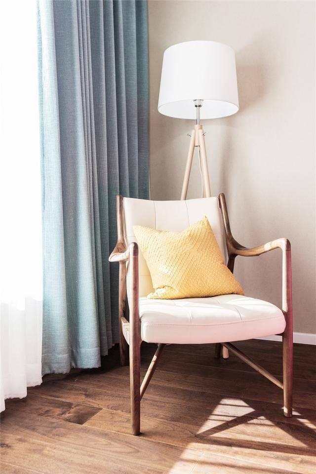 次卧延续了主卧的风格,在墙纸上选择了杏色,温暖甜蜜.