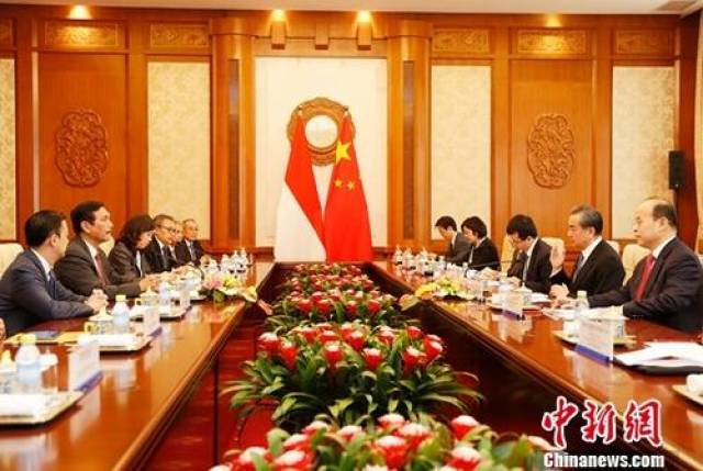 4月12日,中国国务委员兼外交部长王毅在北京会见印尼总统特使,海洋