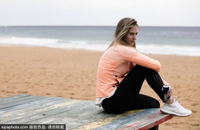 澳大利亚女足美女伊丽茜·佩里帅气写真