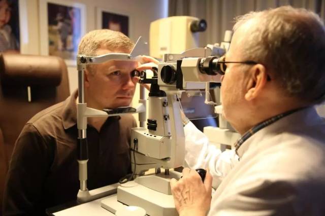 并在视力测试证明里标注,拿到驾驶执照一定佩戴相应的助视器