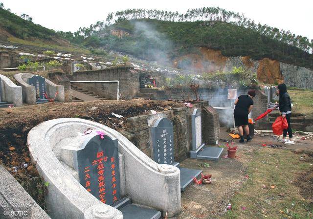 农村俗语,"宁可夜宿荒坟,不可旅居古刹",什么意思?