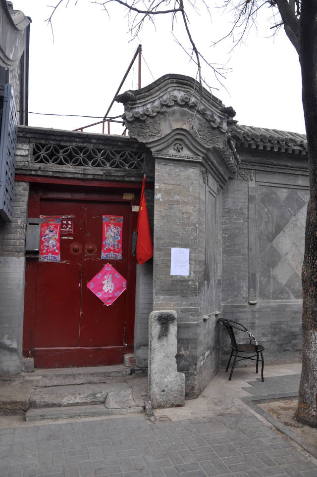 行在北京胡同,南锣鼓巷附近唯一一个有牌楼的胡同——雨儿胡同