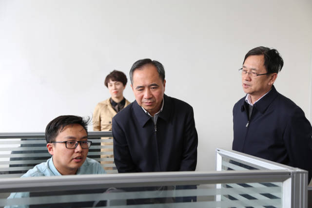 晋中市委书记王成在市委市政府信息化中心调研