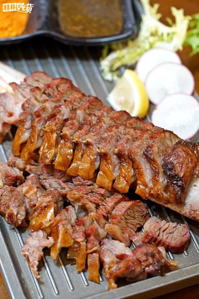 裹上一层酸甜的酱汁吃了一块后 发现故意不淋上去的好处在于 鱼肉的酥