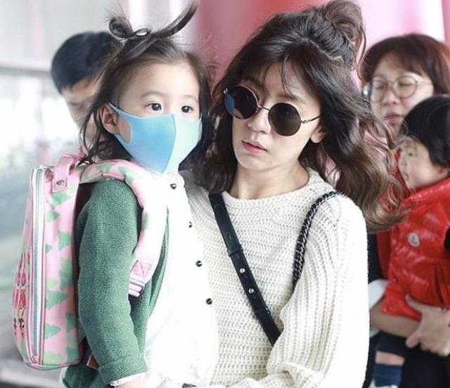 贾静雯抱咘咘外出波妞眼神亮了贾静雯一抬手网友太有心