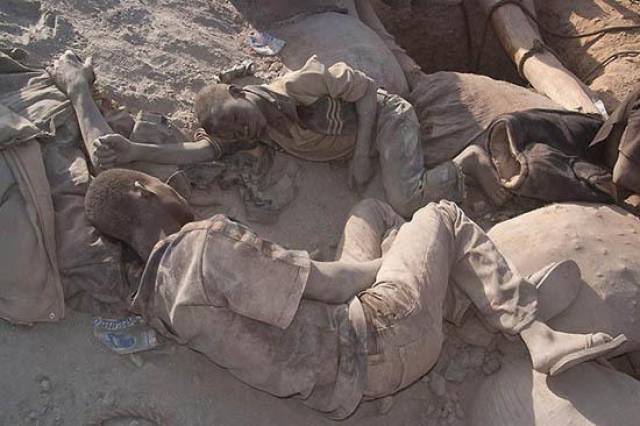 看非洲难民的血泪黄金路 每月的工资就是自已扛回来的矿石