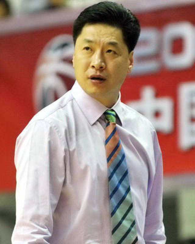 现在的人员跟以前比,易建联,周鹏,双外援,二飞没变,少了朱8王7,陈江华