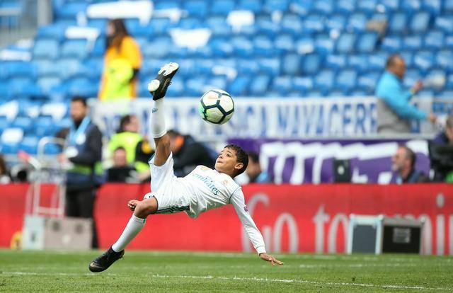 有其父必有其子!c罗儿子,马塞洛儿子,劳尔女儿一起踢球