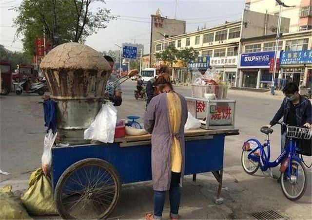 痴傻老人天天来要吃的,小贩每次都让他吃饱,一年后