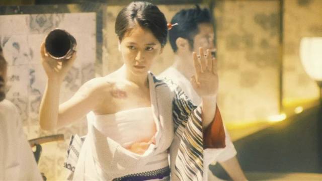 所以,老板娘以为自己带着头牌牛郎,贿赂了赌坊的掷手,就能卷走这里的