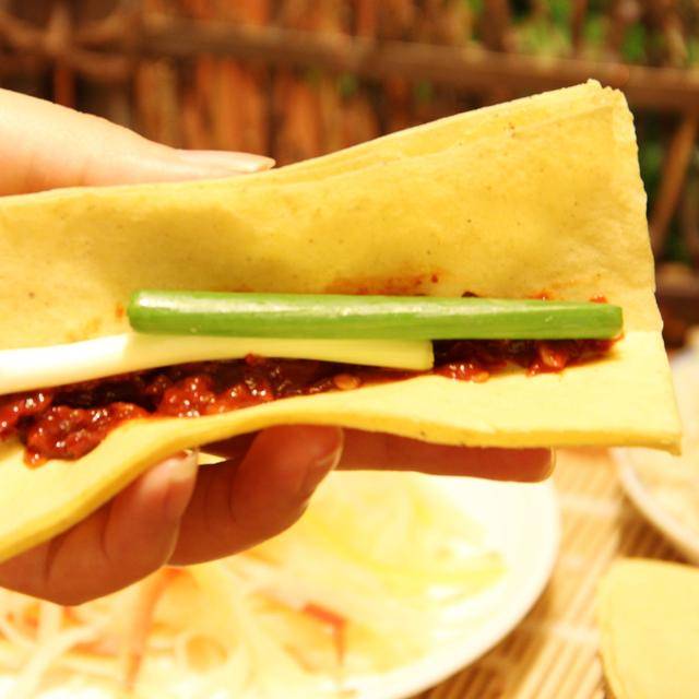 历史上的山东煎饼,根本不卷大葱!人家吃法洋气着呢!
