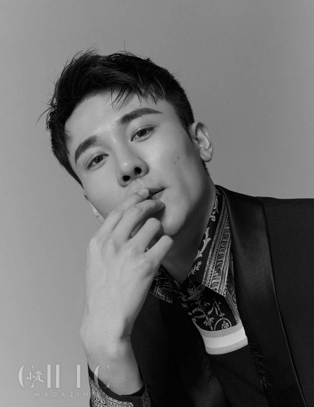 演员高阳 近日,演员高阳的一组时尚大片曝光,一身黑色西装夹克搭配