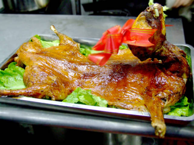 过多介绍,道道惊心动魄太残忍了…… 炭烤乳羊 活母羊投入火炭中烧烤