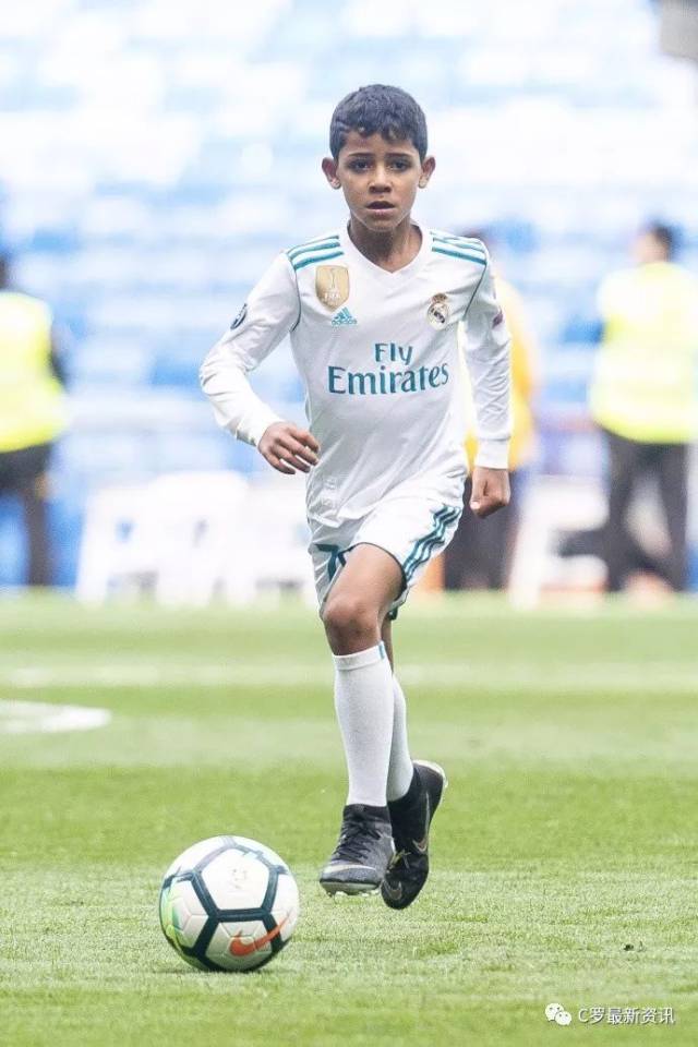 踢球时的迷你罗,一招一式像极了老爸!