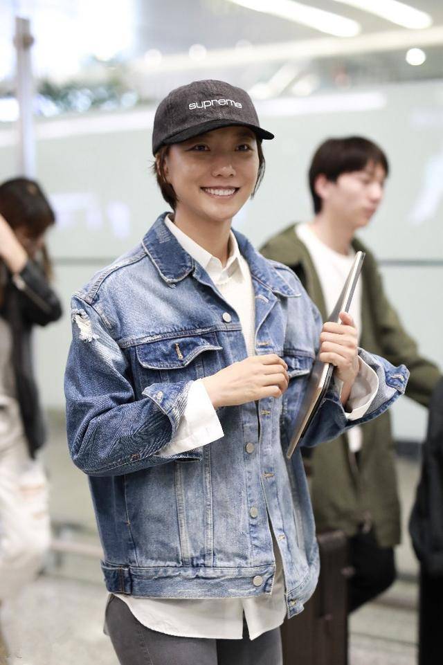 王珞丹皮肤怎么这么黑?素颜现身还穿白色衬衫,网友:女神变黑妹了